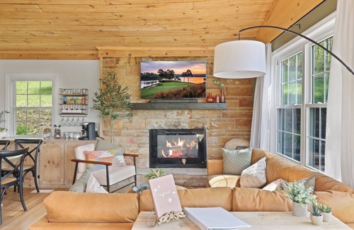 Crittenden House | Tranquil Kentucky Lake Cabin with Stunning Views & Breakfast