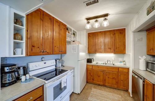 Lake Junaluska Apartment | Relaxing Lake Junaluska Escape - Pet Friendly Amenities!