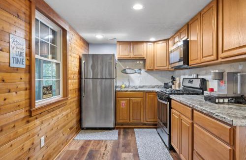 Se Ree House | Serene Lakefront Getaway for the Whole Family