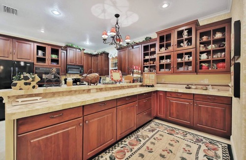 Umatilla House | Idyllic Lakefront Retreat with Spa & Scenic Views