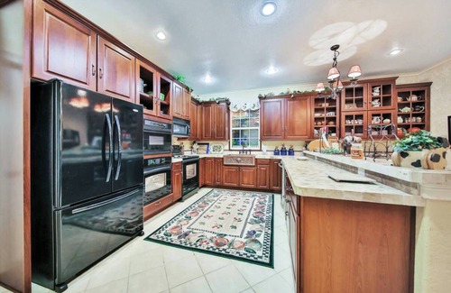 Umatilla House | Idyllic Lakefront Retreat with Spa & Scenic Views