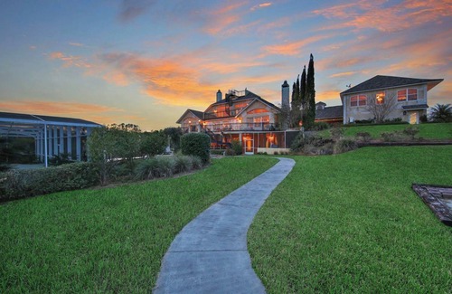 Umatilla House | Idyllic Lakefront Retreat with Spa & Scenic Views