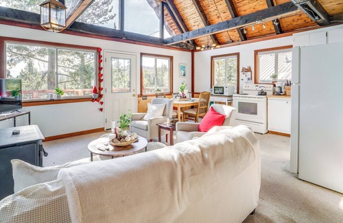 Serene Lakes Cabin | Pet-Friendly Soda Springs Cabin: Hike, Ski & Ocean Views
