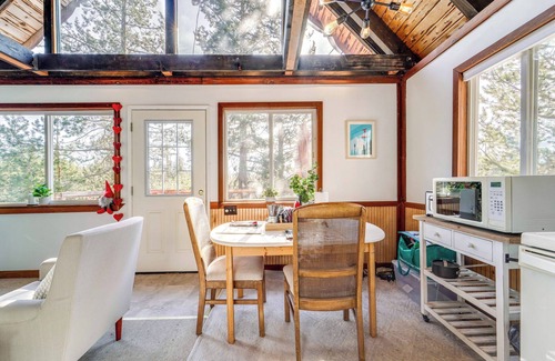Serene Lakes Cabin | Pet-Friendly Soda Springs Cabin: Hike, Ski & Ocean Views