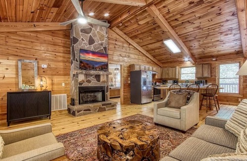 Townsend Cabin | Serene 4BR Oasis with Game Room, Hot Tub & Pool Table