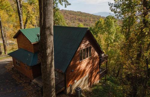 Sevierville Ski Chalet | Tranquil Mountain Escape at Ghosal Luxury Lodging