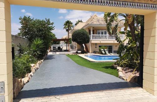 Los Valientes Villa | Relaxing Mountain Retreat with Private Pool and Garden