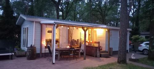Bosgebied Hoenderloo Ski Chalet | Experience Oceanfront Comfort at Veluwspietje2 Hotel
