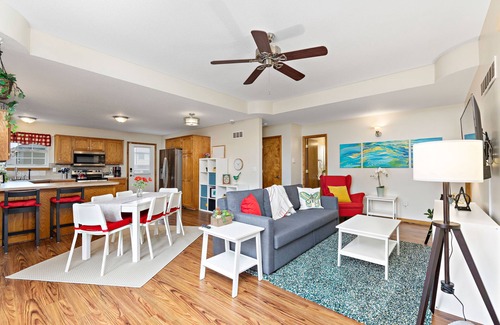 Raymore House | Serene Oasis: Family-Friendly Stay with Spa & Free Parking