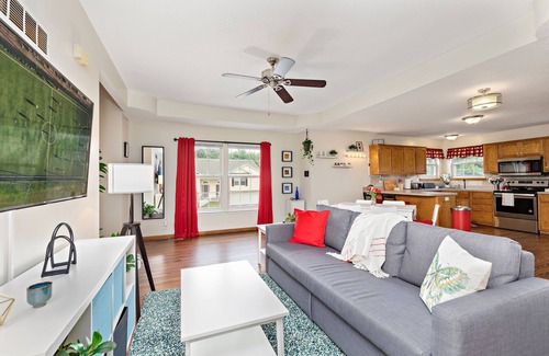 Raymore House | Serene Oasis: Family-Friendly Stay with Spa & Free Parking