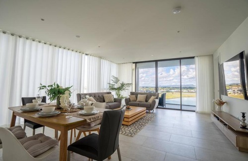 Mermaid Waters Apartment | Idyllic Paradise Palms Retreat with Pool & Fireplace