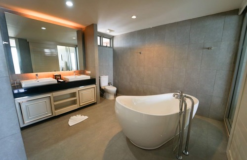 Ban Chang Hotel | Relaxing Serene Phla Resort with Pool and Restaurant