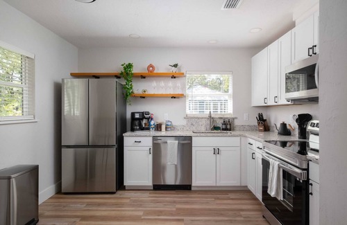 Gainesville Condo | Relaxing Retreat Near UF with Free Parking and Breakfast