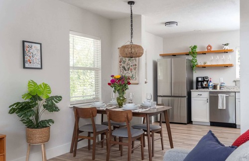 Gainesville Condo | Relaxing Retreat Near UF with Free Parking and Breakfast