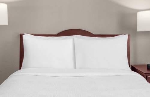 Pleasanton Hotel | Serene Pleasanton Retreat Close to Wine Country | 2 Spacious Rooms, Free Parking