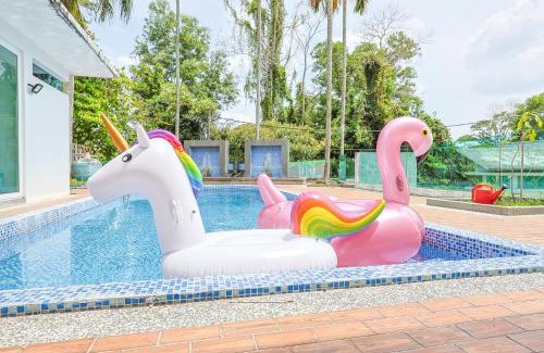 Country Heights Villa | Serene Pool Villa -Luxury Stay with Relaxing Vibes -Clover Home