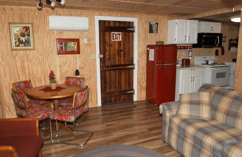 Taswell Cottage | Idyllic Porch Retreat Near Patoka Lake & Hoosier Forest