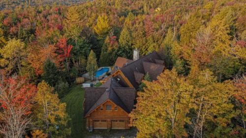Fiddler Lake Resort Ski Chalet | Premier Executive Plus 52: Cozy Log Home with Hot Tub
