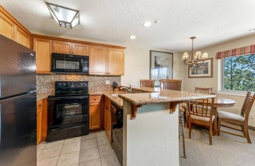 Tahoe Village Apartment | Serene Resort w/15 Hot Tubs Near Heavenly Mountain – Soak in Mountain Views