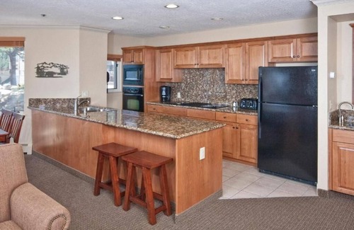 Tahoe Village Apartment | Serene Resort w/15 Hot Tubs Near Heavenly Mountain – Soak in Mountain Views