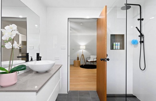 Lilli Pilli House | Tranquil Haven Steps from the Beach with Ocean Views