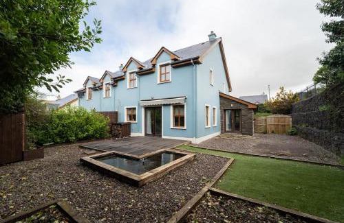 Dingle House | Tranquil Family-Friendly Stay at Serene Retreat Dingle