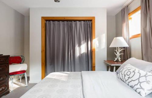 Phoenicia House | Relaxing Streamside Haven for Families and Pets