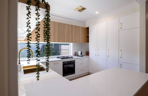 Adelaide House | Serene Retreat on the City Fringe, close to stunning wineries