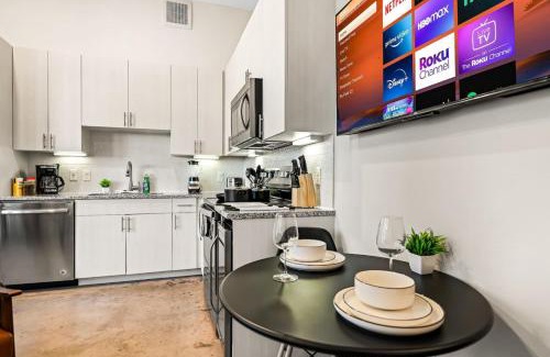 Fort Worth Apartment | Serene Retreat Pool 2 Min to TCU