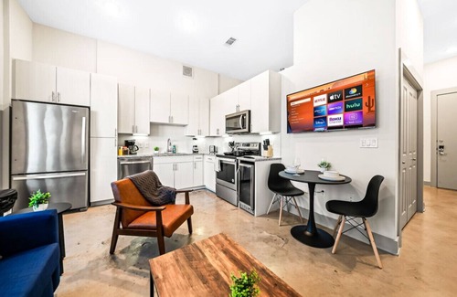 Fort Worth Apartment | Serene Retreat Pool Access 2 Min Walk to TCU