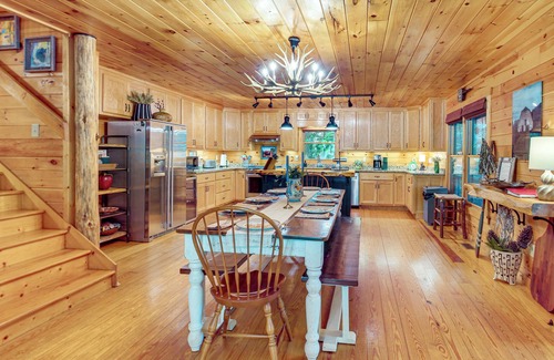 Ellijay Cabin | Pet-Friendly Happy Jack's Cabin with River View & Game Room