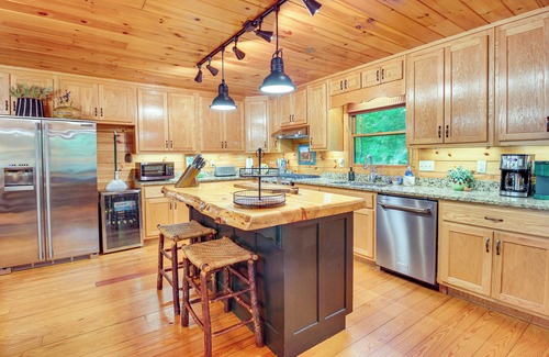 Ellijay Cabin | Pet-Friendly Happy Jack's Cabin with River View & Game Room