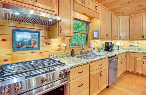 Ellijay Cabin | Pet-Friendly Happy Jack's Cabin with River View & Game Room
