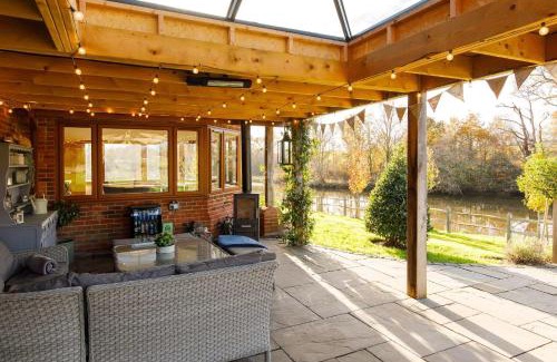 Netley House | Riverside Retreat: Family-Friendly 6BR Getaway in Curdridge