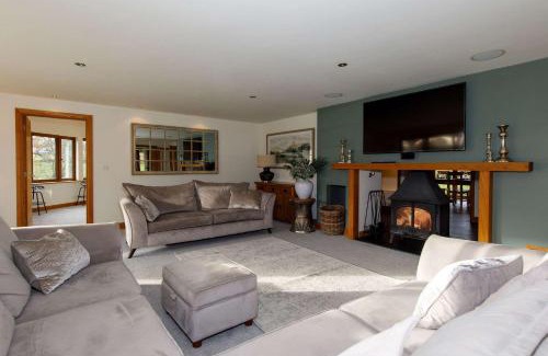 Netley House | Riverside Retreat: Family-Friendly 6BR Getaway in Curdridge