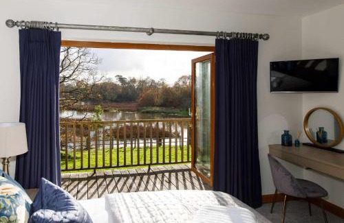 Netley House | Riverside Retreat: Family-Friendly 6BR Getaway in Curdridge