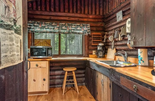 Boothbay Harbor Cabin | Cozy Rustic Cabin with Ocean View in Sprucewold