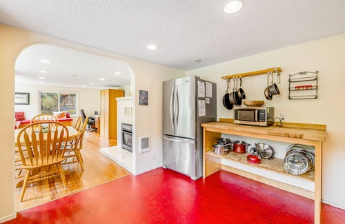 Cloverdale House | Cozy Sandlake Bayfront Home with Private Hot Tub & Ocean Views