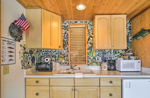 Seldovia Cabin | Serene Seldovia Cabin w/ Deck, Grill & Views!