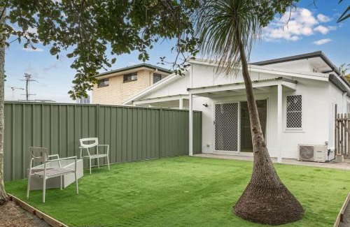 Southport House | Relaxing Southport Retreat Steps from Beach and Shops