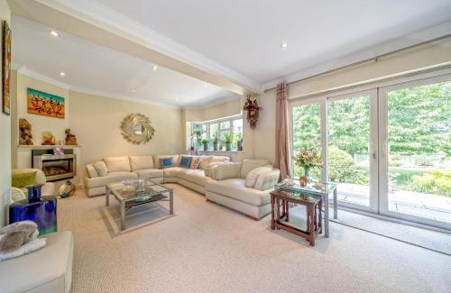 Staines House | Serene Double Room in Bungalow by River, Rated 9.8/10