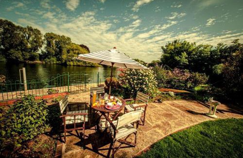 Staines House | Serene Double Room in Bungalow by River, Rated 9.8/10