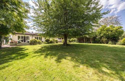Staines House | Serene Double Room in Bungalow by River, Rated 9.8/10