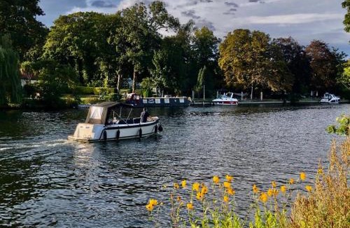 Staines House | Serene Double Room in Bungalow by River, Rated 9.8/10