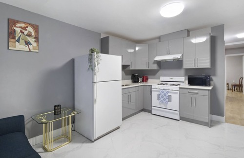 Newton House | Modern 2-Bed Suite with Spa & Hot Tub in Central Location