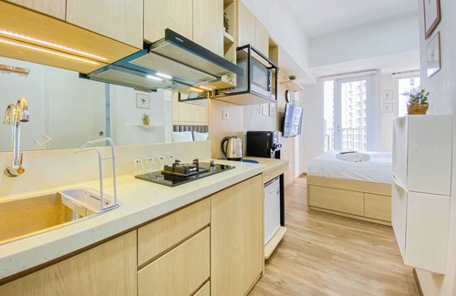 Grogol Utara Apartment | Inviting Tokyo Riverside Stay with Kitchen and Breakfast