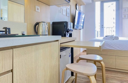 Grogol Utara Apartment | Inviting Tokyo Riverside Stay with Kitchen and Breakfast