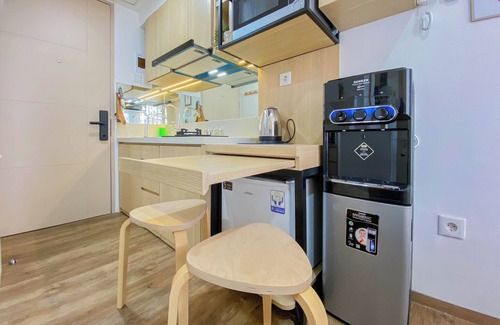 Grogol Utara Apartment | Inviting Tokyo Riverside Stay with Kitchen and Breakfast