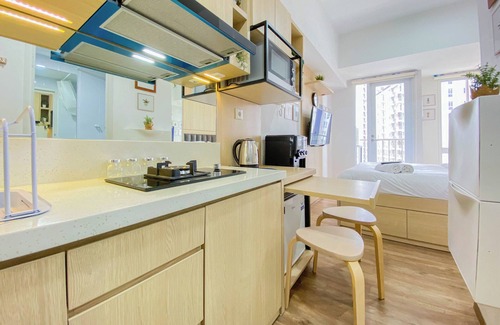 Grogol Utara Apartment | Inviting Tokyo Riverside Stay with Kitchen and Breakfast