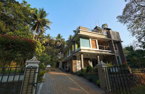 Irinjalakuda House | Relaxing Stream: Family-Friendly 5-Bed Retreat Near Athirappilly